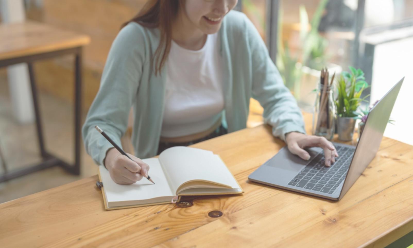 Professioneller Workshop-Raum mit Präsentation und Teilnehmern